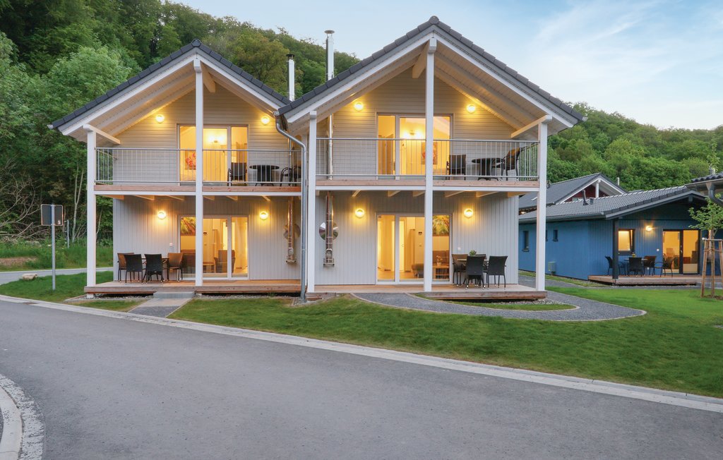 Dieses Ferienhaus in Thale im schönen Bodetal ist sowohl modern als auch komfortabel eingerichtet. Hier können Sie sich rundum wohlfühlen! An kälteren Tagen werden Ihnen der Kamin und Ihre private..