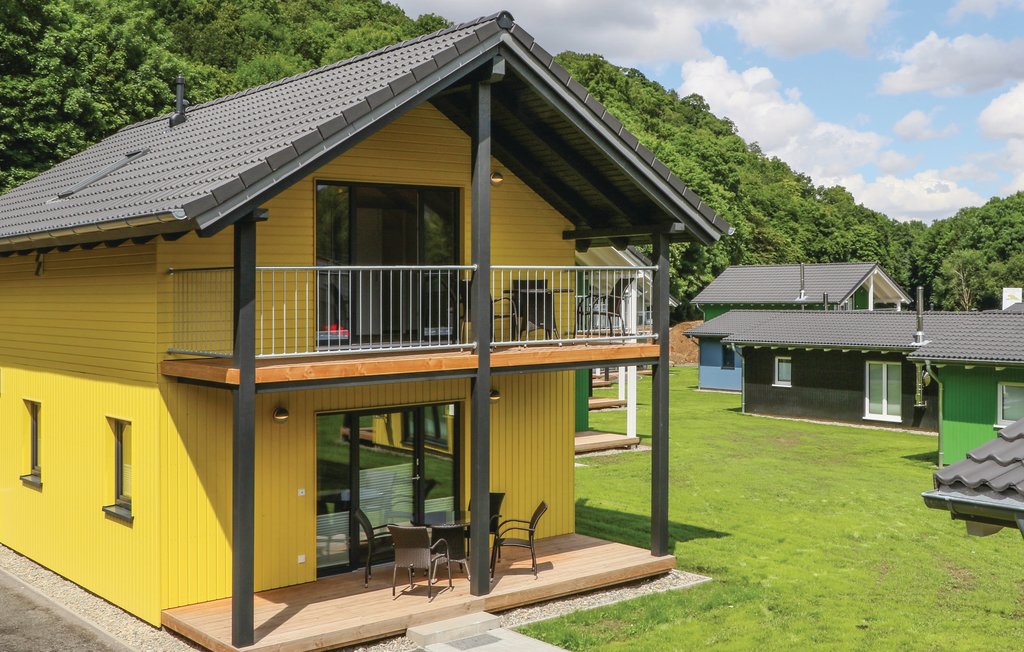 Dit vakantiehuis in Thale in het prachtige Bohedal is zowel modern als comfortabel ingericht. Hier kunt u zich rondom goed voelen! Op koudere dagen geniet u van de open haard en uw privésauna, want u..