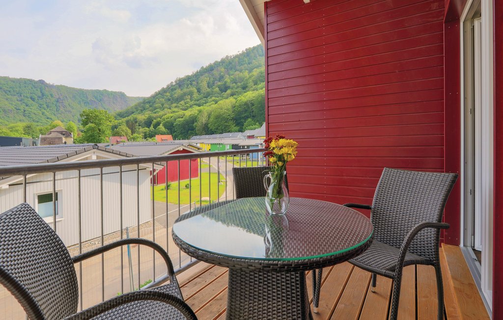 Dieses Ferienhaus in Thale im schönen Bodetal ist sowohl modern als auch komfortabel eingerichtet. Hier können Sie sich rundum wohlfühlen! An kälteren Tagen werden Ihnen der Kamin und Ihre private..