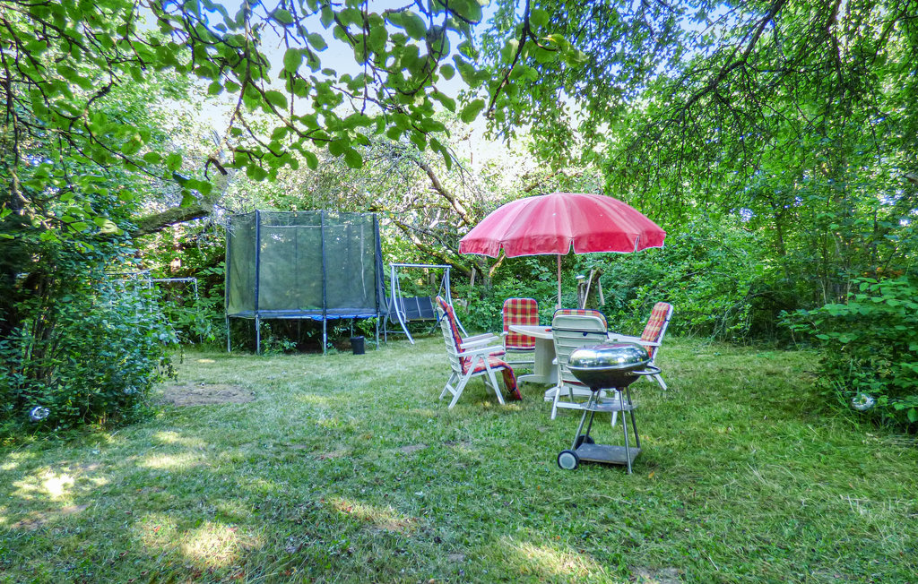 Das Ferienhaus steht am Rand des Dorfes Arzberg. Arzberg liegt im Naturpark Fichtelgebirge und etwa 10 km von der tschechischen Grenze entfernt. So gehört ein Tagesausflug ins bezaubernde Prag zu den..