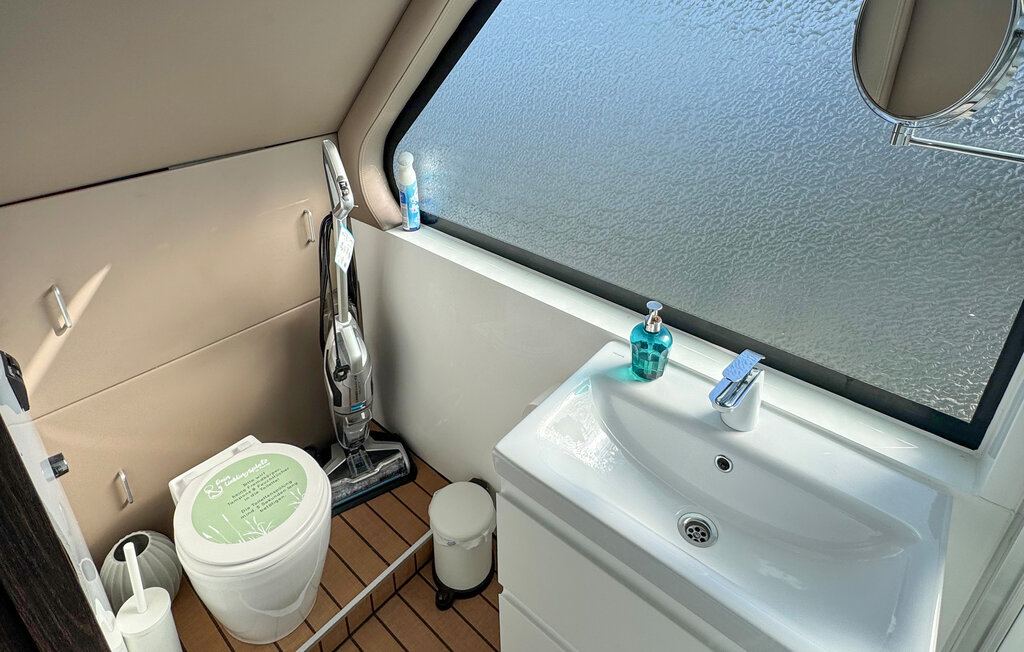 Husbåt/Hus på vatten - Havelsee, Brandenburg , Tyskland - DBB040 11