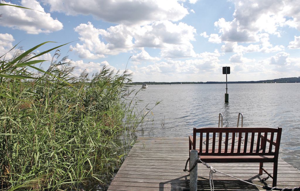 Comfortabel ingericht vakantiehuis op een groot natuurgrondstuk. Direct aan het Wolzigermeer met eigen aanleg- en zwemsteiger. Boot met motor op basis van beschikbbaarheid aanwezig. 1 kleine hond op a..