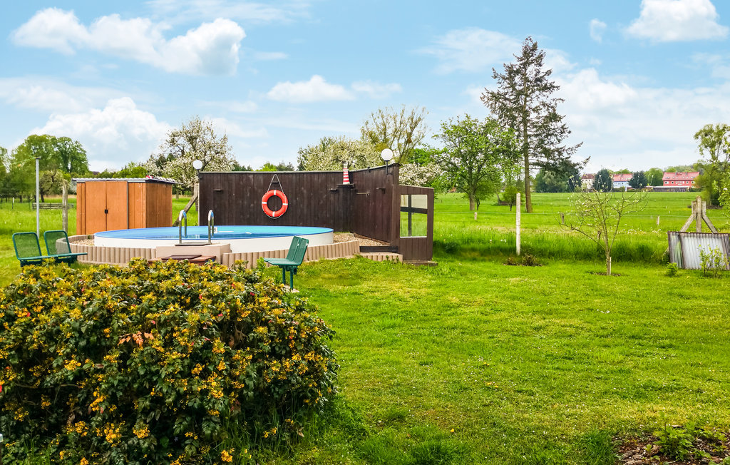 Eenvoudig en praktisch ingericht stenen huis aan de rand van de schorfheide. In overleg met de huiseigenaar kunt u het buitenzwembad mede gebruiken. Wildpark Schorfheide en Saurierpark Germendorf in d..