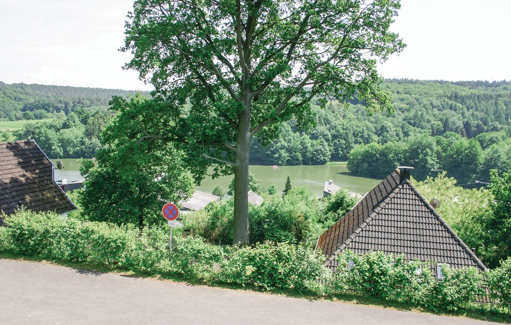 Uw vakantiehuis (dorp 2, huisnr. 65) ligt in een vakantiehuizenpark in het Noord-Hessische gebergte.

De vakantiehuispercelen zijn omgeven door eigen grasvelden, de huizen zijn modern en comfortabel i..