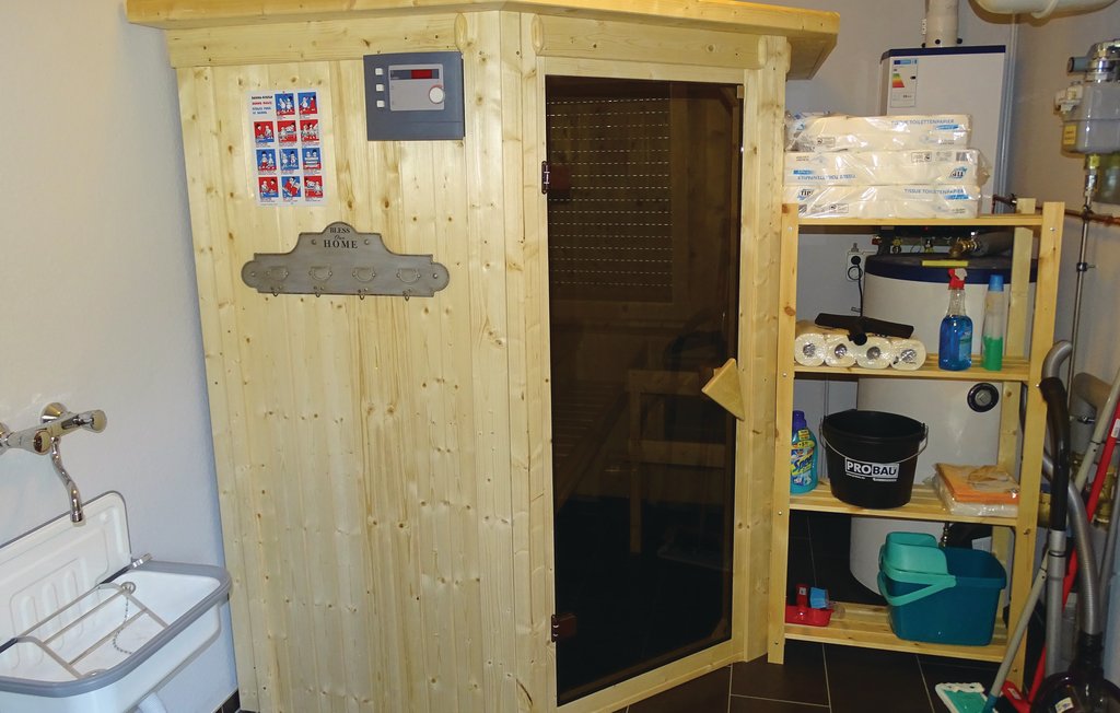 Diese Ferienwohnung begrüßt Sie im Erdgeschoss eines modernen Hauses, das ingesamt drei Unterkünfte umfasst (siehe auch DMK526 und DMK528). Zum Apartment gehört eine eigene Terrasse zum Grillen. E..