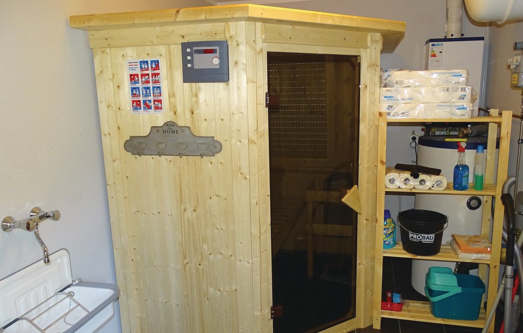 Großzügig geschnittene Ferienwohnung im DG eines modernen Hauses, das ingesamt drei Unterkünfte umfasst (siehe auch DMK526 und DMK527). Eine eigene Grillterrasse steht Ihnen zur Verfügung. Gem. Sa..