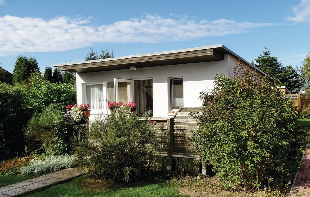 Geniet van een uitzicht op het water in deze prachtige 2-persoons bungalow. Aan de voorzijde van het huis is het open terras met barbecue en tuinmeubelen. De aparte slaapkamer heeft een comfortabel tw..