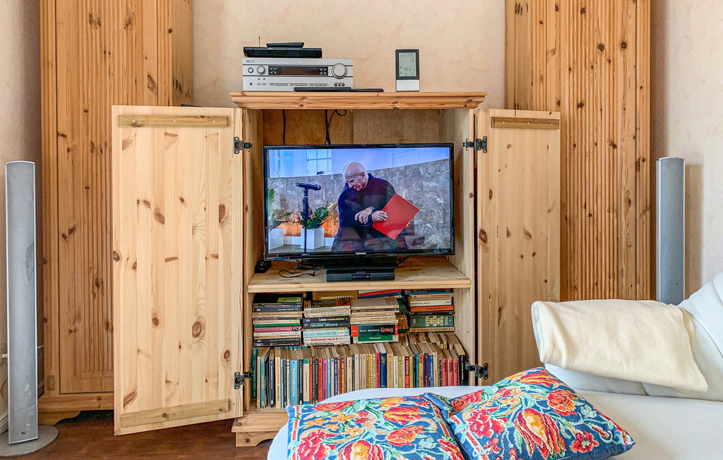 Beim Betreten der Wohnung haben Sie im großen Wohnschlafraum eine kleine Küche mit Ceranfeld und Geschirrspüler, den Essbereich und den einladenden Wohnraum mit einem bequemen Schlafsofa.