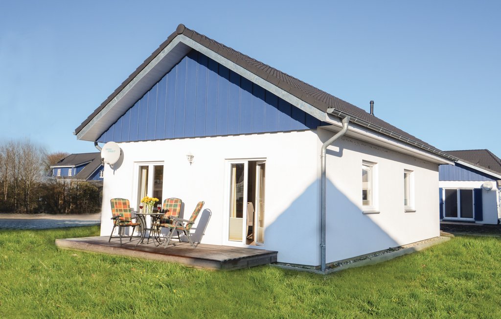 In diesem komfortablen und modernen Ferienhaus im Ferienhausdorf Sonnengarten auf Rügen, lässt es sich zu jeder Jahreszeit herrlich aushalten. Die private Terrasse des Hauses lädt zum Sonnenbaden e..