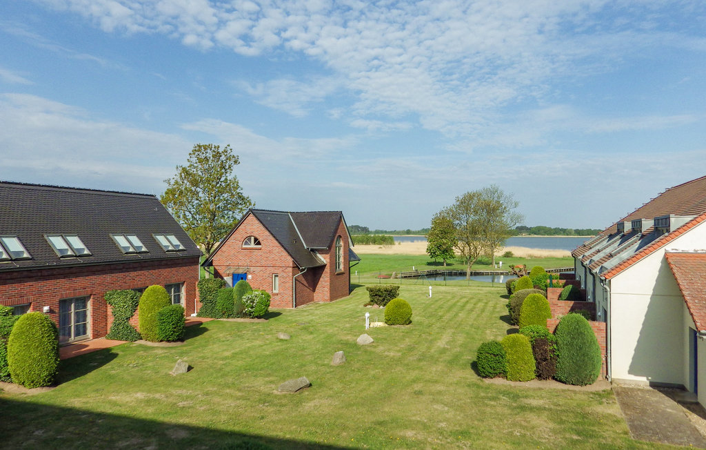Deze comfortabele vakantiewoning bevindt zich op de eerste verdieping op het mooie eiland Usedom en heeft een aparte ingang. Geniet van het prachtige uitzicht op de Krienker See, een uitstulping van h..