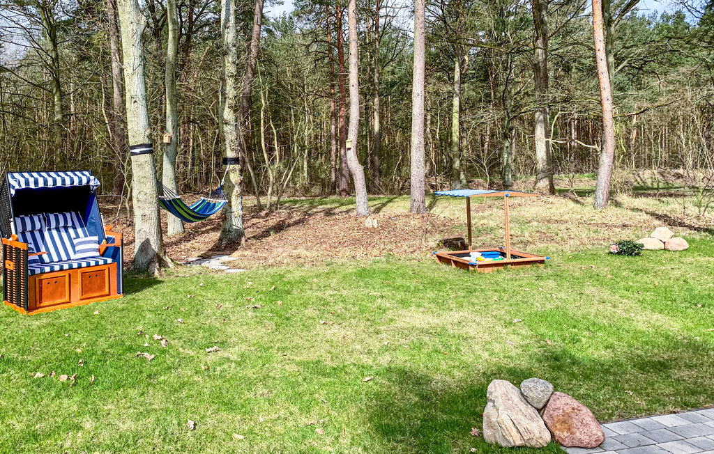 Dit hoogwaardige helft van een 2-onder-1 kaphuis met een rieten dak staan aan de rand van een bos. Het huis heeft twee verdiepingen en is modern en hoogwaardig ingericht. Vanuit de woonkamer en eetged..