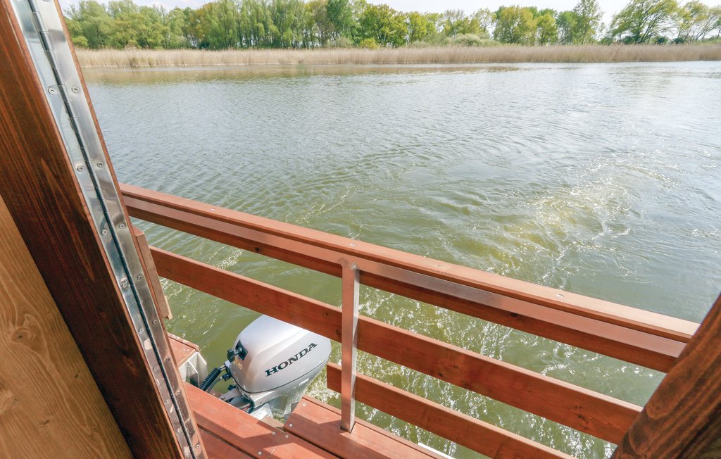 Puur van oorsprong is het motto van de woonboot en de beleefbare omgeving. Dit motto is het resultaat van de jarenlange ervaring en indrukken van de eigenaren.

Je haalt je woonboot meestal op in de j..