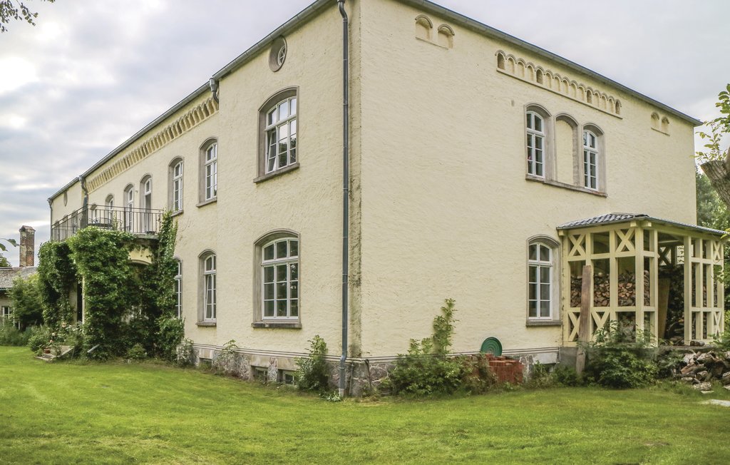 Breng u vakantie door in een prachtig oud herenhuis in Liepen op een rustige locatie in Friedland. De stijlvolle kamers zijn verspreid over de begane grond en de eerste verdieping. Er zijn acht aparte..