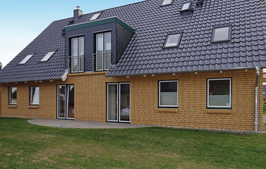 Vakantie direct naast de golfbaan in een comfortabele vakantiewoning! Nadat je je auto direct voor het huis hebt geparkeerd, kom je via een aparte ingang in je moderne vakantiewoning op de eerste verd..