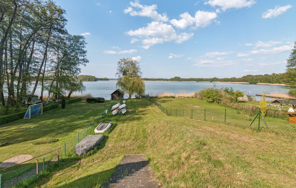 Geniet van een droomvakantie met het hele gezin aan een betoverend meer.

Je vakantieoord Wustrow, omgeven door water, biedt ongerepte natuur en idyllische plekjes waar je rust en jezelf kunt vinden. ..