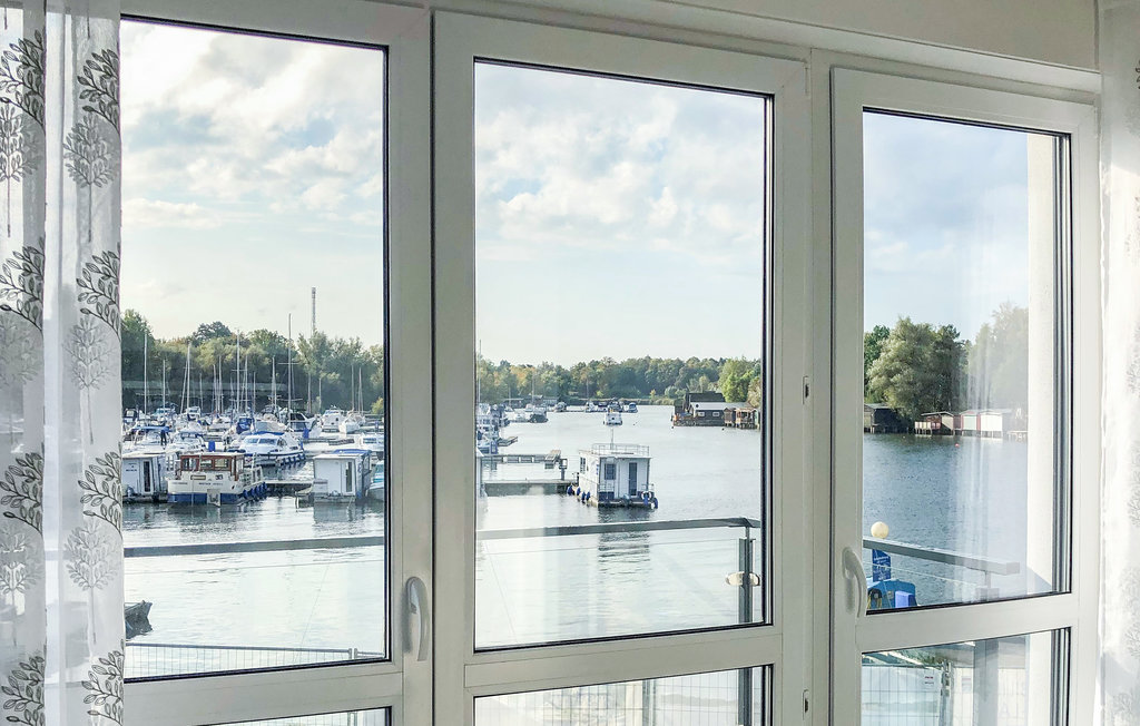 Die Marina-Apartments im Hafendorf befinden sich unmittelbar am Ufer der Müritz mit Blick auf die Marina und einen Seekanal, direkt neben dem Nationalpark-Müritz. Die sehr geschmackvolle und komfort..