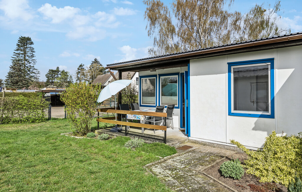 Dieses freundliche Ferienhaus erwartet Sie zu einem erholsamen Urlaub am Stettiner Haff.

Erleben Sie die ideale Mischung aus Ruhe, Entspannung und Naturerlebnissen in Ihrem gemütlichen Ferienhaus in..
