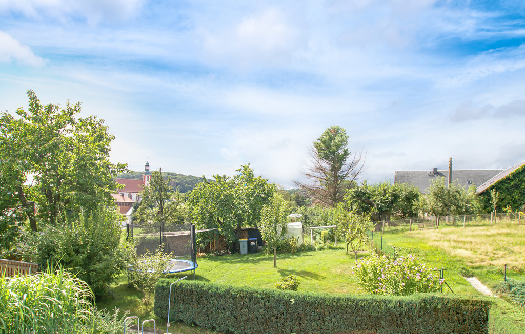 Solide vakantiehuis met gemengde meubilering in het Lauzitzer bergland. Op het goed onderhouden gedeelde perceel. Mooi buitenbad. Oliekachel.