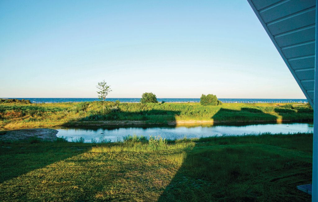 Im OstseeResort Olpenitz liegt das "Ferienhaus Strandrose", das modern und geräumig eingerichtet ist. Die Zimmer erstrecken sich über zwei Etagen. Das Haus liegt direkt am Wasser, an einem künstlic..