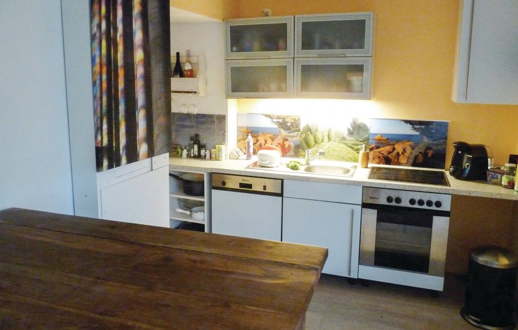 Dit gezellige vakantieappartement op de begane grond met overdekt terras is gelegen in Linz am Rhein. De open woonkamer met een kitchenette heeft ook een tweepersoonsbed en twee eenpersoonsbedden. Ver..