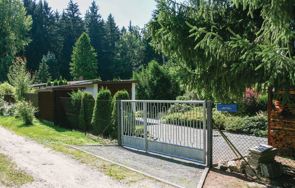 Midden in het bos, in het mooie Vogezenland, staat dit oude huis. De woon-, eet- en woonruimte bevinden zich op de begane grond, de aanwezige kachel zorgt voor een gezellige sfeer. De slaapkamers op d..