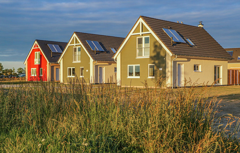 Welkom bij een ontspannen vakantie aan de Noordzee.

Je komt je huis, gebouwd in 2021, binnen via het entreeportaal en stapt de kleine hal binnen, vanwaar je de doucheruimte met sauna, de keuken en de..