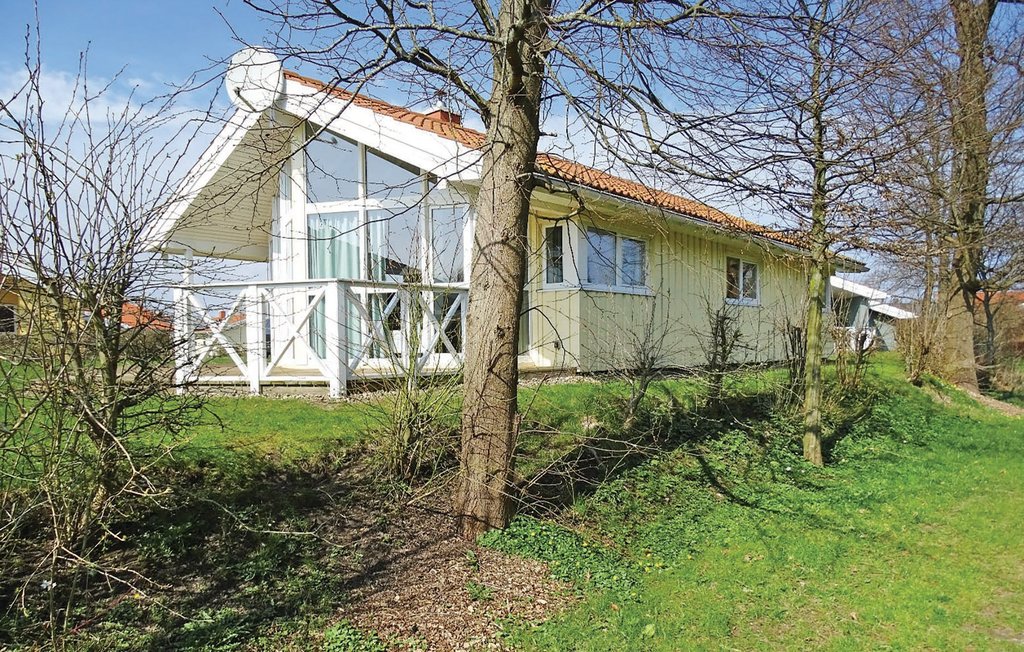 GLAS, LUCHT, LICHT: Uniek gelegen nabij het strand van Schönhagen is deze fantastische wijk van comfortabele vakantiehuizen met eigen whirlpool en sauna in 2005/2006 opgetrokken naar Scandinavisch 
v..