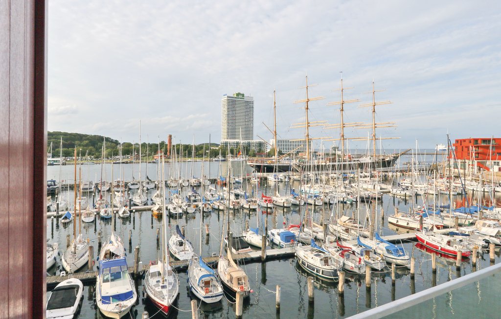 Diese exklusive Ferienwohnung liegt in Spitzenlage, direkt direkt am Yachthafen mit wunderschönem Blick aufs Wasser, im Herzen des neuen Ferienresorts BeachBay an der Ostseeküste Schleswig-Holsteins..