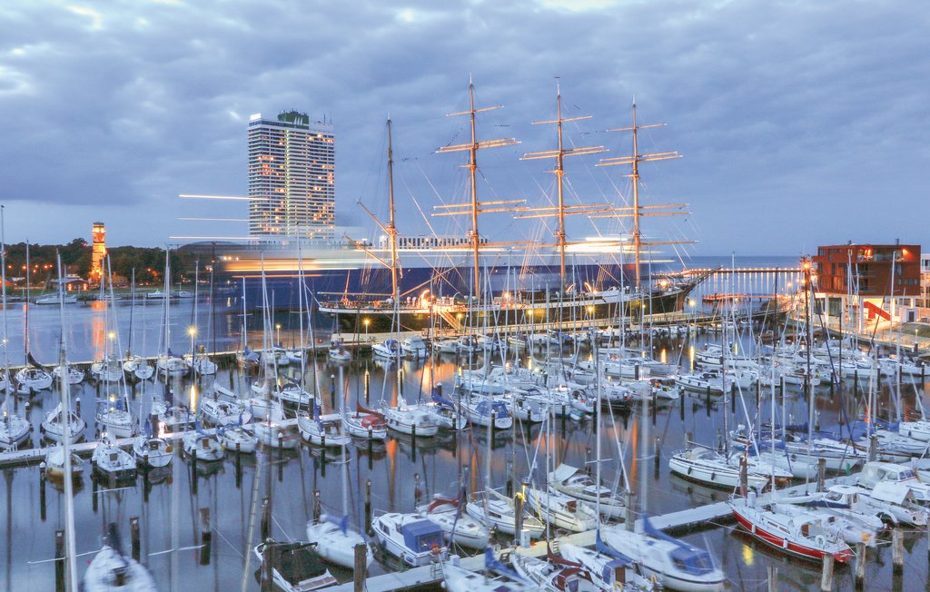 Dit exclusieve penthouse ligt op een toplocatie, direct aan de jachthaven met een prachtig uitzicht op het water, in het hart van het nieuwe vakantieresort BeachBay aan de Oostzeekust van Sleeswijk-Ho..