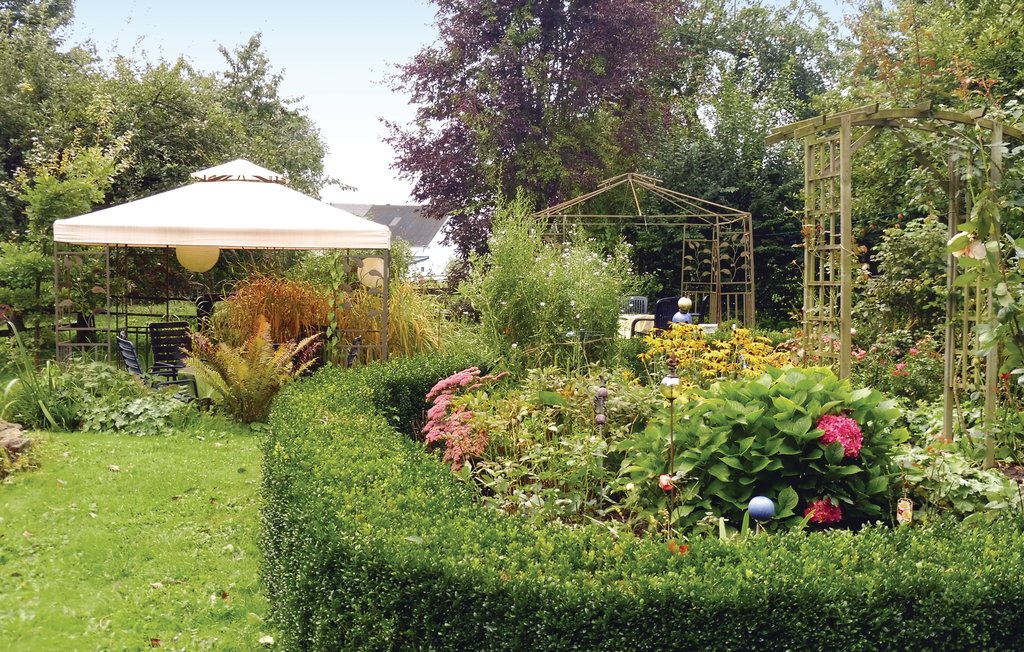 Dit vakantiehuis is oorspronkelijk gebouwd als een huiisje voor in een grote binnenplaats. Het is omringd door een prachtig aangelegde hoftuin, die aan één zijde wordt begrensd door een natuurlijke ..