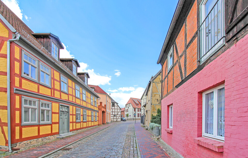 Die Ferienwohnung befindet sich im Dachgeschoss eines Wohn- und Geschäftshauses in der Plauer Altstadt, direkt an der Elde. Im Parterre betreibt der Eigentümer eine Eisdiele. Der Badestrand am Plaue..