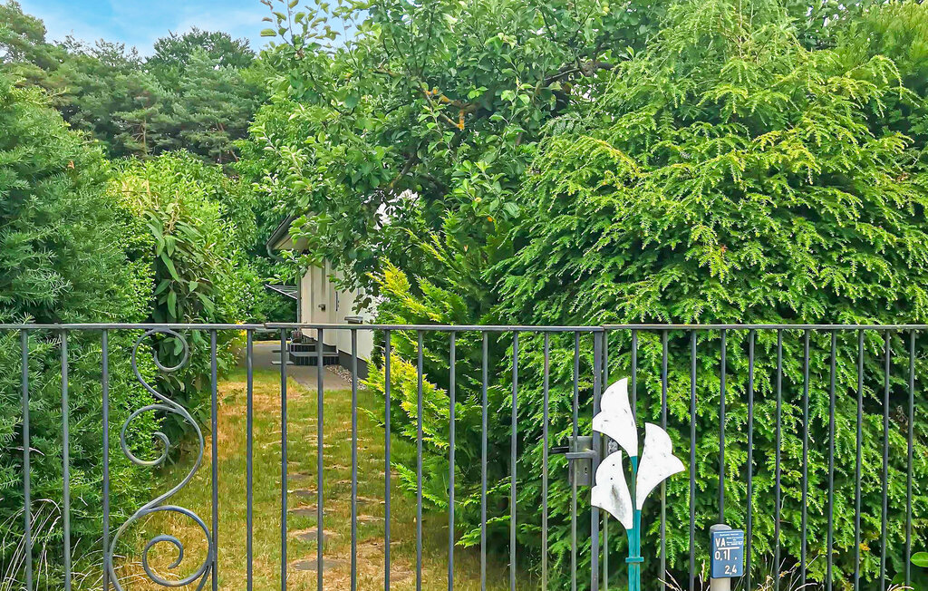 Direkt am Waldrand gelegen und nur wenige Gehminuten vom Malchower Strandbad entfernt, befindet sich innerhalb einer Eigenheimsiedlung auf einem ca. 1.100 qm großen, komplett umzäunten Wohngrundstü..