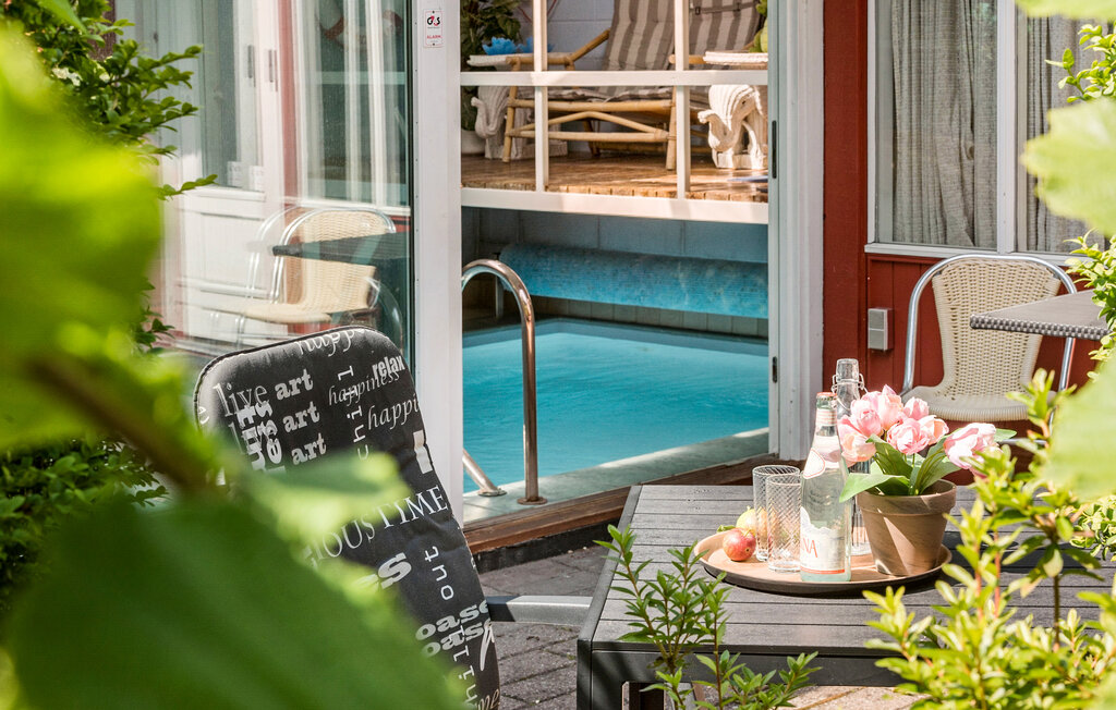 In einem Freizeithausgebiet nah am Wasser und dem reizvollen Gilleleje liegt das gut ausgestattete Haus. Die persönliche Einrichtung umfasst ein geräumiges Wohnzimmer, von dem Sie den Poolraum über..