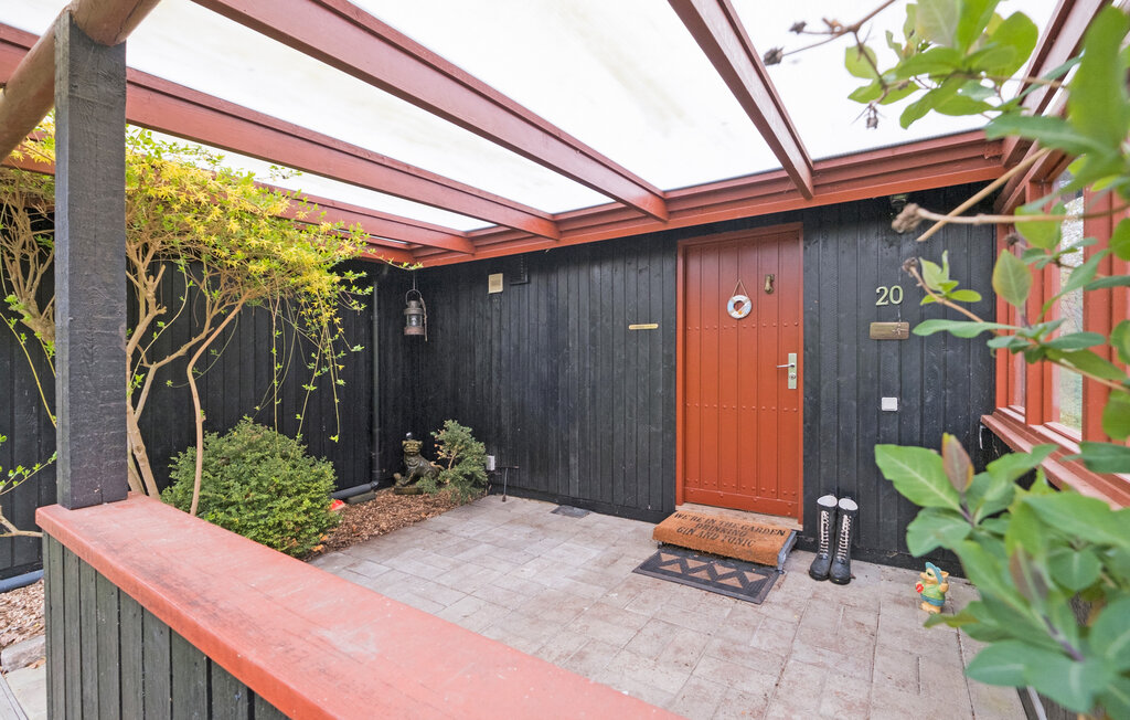 Verheug je op een ontspannen vakantie in dit vakantiehuis niet ver van de zee.

Het gezellige huis wacht op je met lichte kamers, waaraan de karakteristieke plafondbalken een bijzondere charme verlene..
