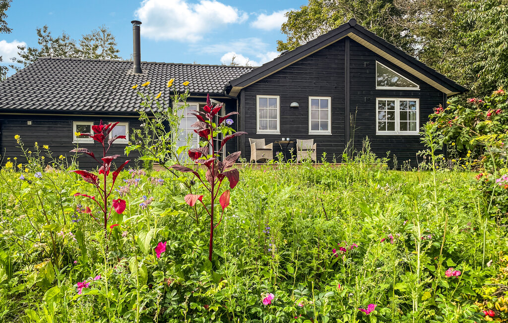 Kijk uit naar dit mooie en stijlvolle vakantiehuis met uitzicht op Tisvilde.

Welkom in dit luxe en uitnodigende houten vakantiehuis. Kom hier aan met je familie en voel je meteen thuis, want de echte..