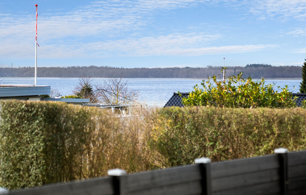 Geniet van het uitzicht op het Roskilde Fjord en van je verblijf in dit prachtige vakantiehuis.

Stap binnen en verken de lichte en comfortabele kamers van dit uitnodigende huis. De klassieke en uitno..