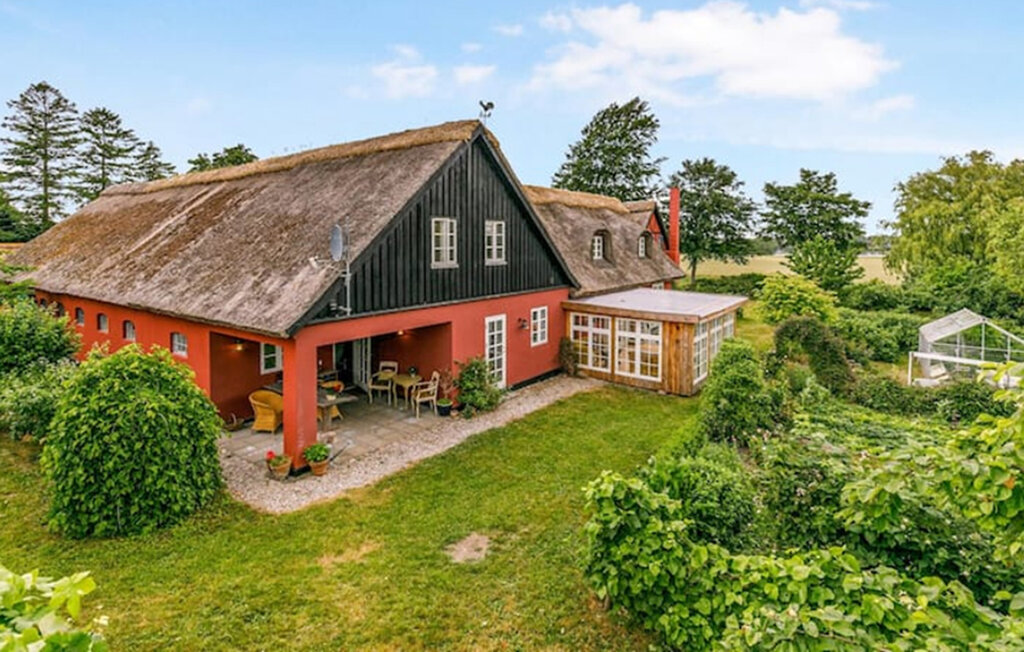 Gönnen Sie sich eine entspannte Auszeit in diesem historischen Ferienhaus nah am Strand.

Wenn Sie mit Ihrer Familie verreisen, ist dieses Bauernhaus mit Reetdach genau das Richtige für Sie. Im Wohn..