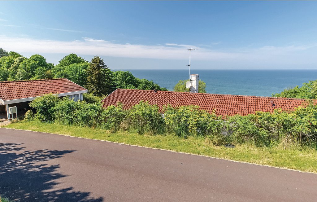 Een prachtig panoramisch uitzicht en vele trappen vindt u in dit vakantiehuis. De trappen zijn voornamelijk het zwembad en de badkamer, het huis is niet geschikt voor minder validen. Draait u zich om ..