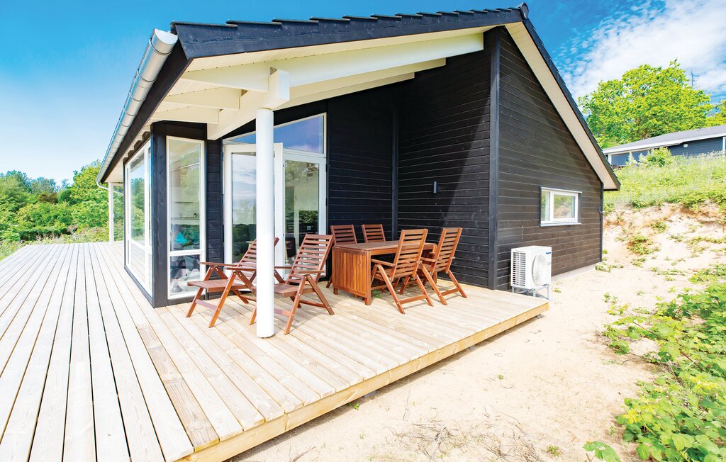 Mooi vakantiehuis op een unieke locatie met een geweldig panorama. Het huis werd gebouwd in 2019 en heeft een keuken-woonkamer gecombineerd met de woonkamer. Vanuit de hele woonkamer en op het terras ..
