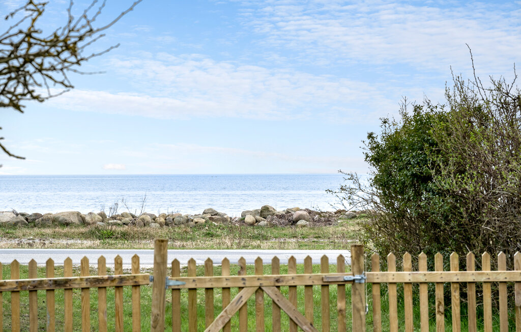 Welkom in dit charmante en gezellige vakantiehuis aan de 1e waterkant.

Geniet elke dag van het uitzicht op zee en ontspan met je geliefden in dit gezinsvriendelijke vakantiehuis. Liefdevol ingericht,..
