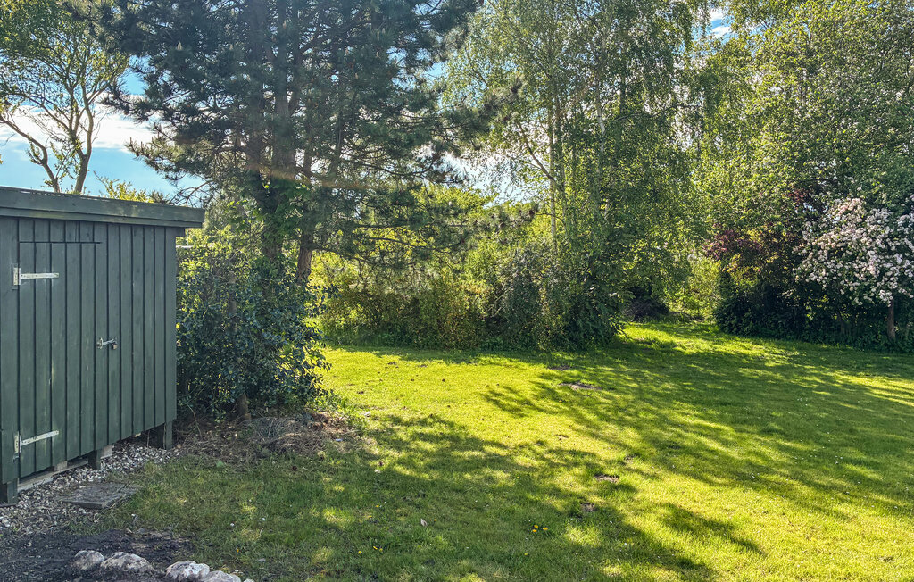Dit gastvrije vakantieverblijf heeft een centrale leefruimte en een lichte eetkamer die via grote glazen deuren uitkomt op een klein terras met daarachter het open landschap. Een praktische hoek voor ..