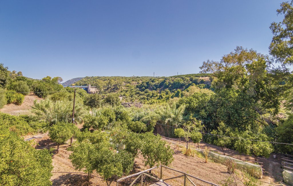 Vanaf de grote terrassen van dit vakantiehuis kunt u genieten van het uitzonderlijke landschap. Het uitgestrekte terrein bij het natuurpark Hornachuelos, op slechts 2 km afstand, biedt een habitat voo..