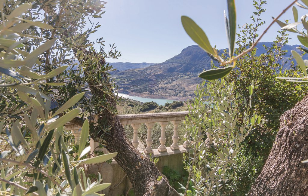 Dieses reizende, kleine Ferienhaus liegt in El Gastor, eines der schönen, weißen Dörfer der Provinz Cádiz und mit einer herrlichen Sicht auf die außergewöhnliche Landschaft der Sierra de Grazale..