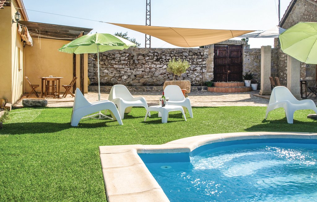 Im Herzen der Region von Pedroches finden Sie dieses ländliche Ferienhaus mit einem großen Grundstück und Gemeinschaftspool. Entdecken Sie die wunderschöne Landschaft, probieren Sie den einzigarti..