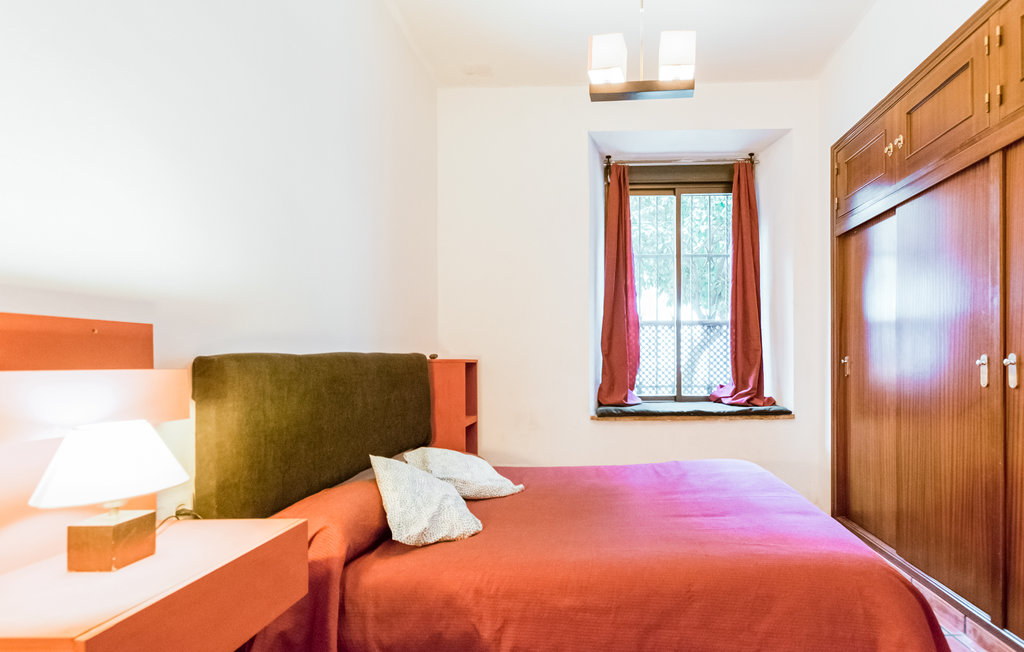 Geschmackvolle und gut ausgestattete Ferienwohnung im Stadtviertel San Pedro.

Nur wenige Gehminuten von historischen Sehenswürdigkeiten entfernt, darunter der Basilika St. Peter, befindet sich diese..