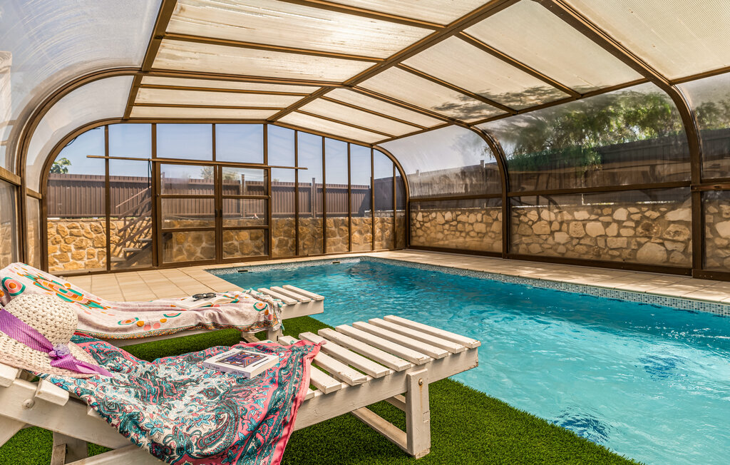 Ontspan volop in je vakantiehuis met zwembad.

Welkom in dit prachtig gelegen huis, dat je verwelkomt in het midden van het uitgestrekte platteland in het achterland van de kust, vanaf hier kun je gen..