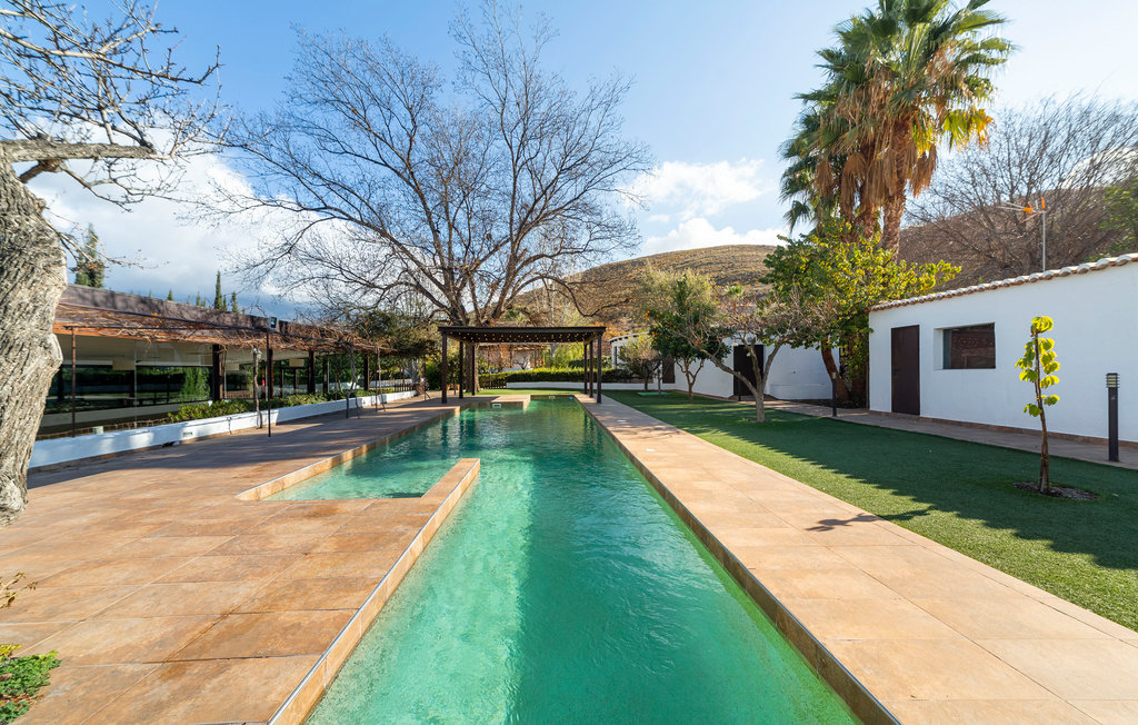 Fantastisches Ferienhaus auf dem Land.

Außerhalb der Ortschaft Berja unweit der Küste liegt diese fabelhafte Finca, die auch bei Hochzeitsgesellschaften als traumhafter Ort für unvergessliche Erle..
