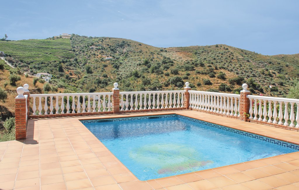 Bent op zoek naar vrede en rust, totale privacy en wilt u weg van al het lawaai, dan is dit prachtige vakantiehuis met groot zwembad echt iets voor u! Geniet van een lunch en diner in de open lucht, h..