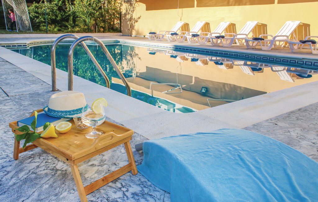 Nur 80 m vom Strand von Benalmádena und Puerto Marina entfernt, finden Sie dieses gemütliche Ferienhaus mit tollem Privatpool und von Restaurants, Bars und Geschäften umgeben. Auf einer großzügig..