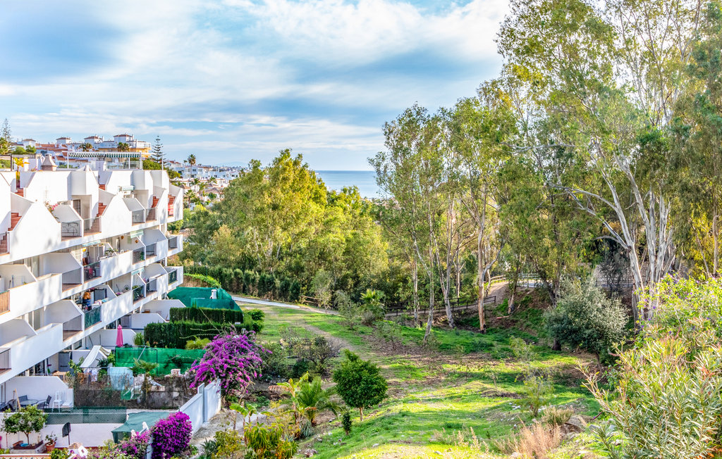 Diese schöne Ferienwohnung in La Cala de Mijas hat eine überdachte Terrasse mit Blick auf den Poolbereich und das Meer. Es gibt ein Schlafzimmer mit Doppelbett und ein weiteres Schlafzimmer mit zwei..